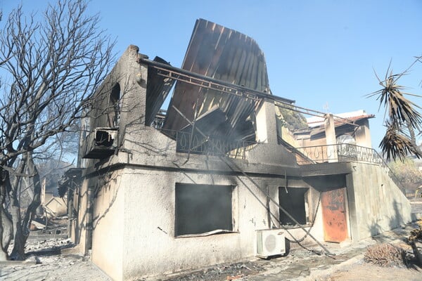 Φωτιά στην Παλαιά Φώκαια: Καταστράφηκαν ολοσχερώς τρία σπίτια στο Θυμάρι, ζημιές σε άλλα 10