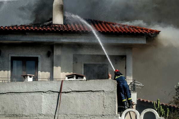 Φωτιά στην Παλαιά Φώκαια: Μάχη «για να μην πάει στον εθνικό δρυμό» - Πάνω από 20 εναέρια μέσα
