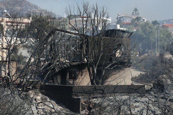 Φωτιά στην Παλαιά Φώκαια: Στις φλόγες σπίτια στο Θυμάρι - Απεγκλωβίστηκαν δεκάδες κάτοικοι