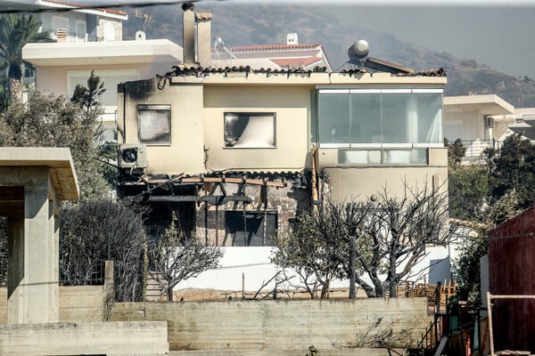 Φωτιά στην Παλαιά Φώκαια: Μάχη «για να μην πάει στον εθνικό δρυμό» - Πάνω από 20 εναέρια μέσα