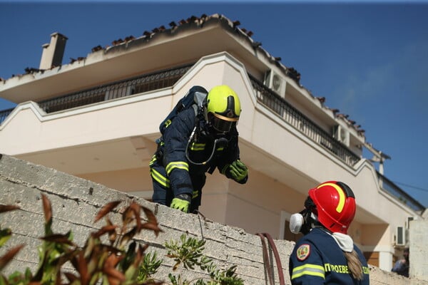 Φωτιά στην Παλαιά Φώκαια: Στις φλόγες σπίτια στο Θυμάρι - Απεγκλωβίστηκαν δεκάδες κάτοικοι