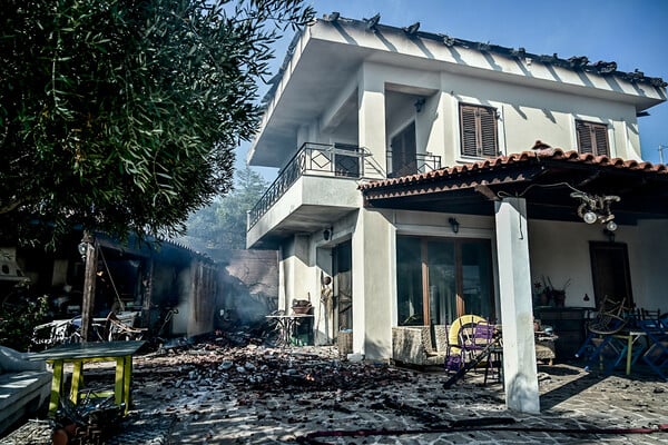 Φωτιά στην Παλαιά Φώκαια: Μάχη «για να μην πάει στον εθνικό δρυμό» - Πάνω από 20 εναέρια μέσα