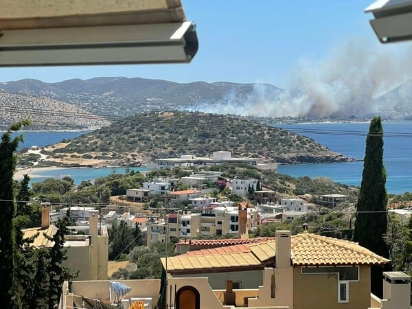 Φωτιά στην Παλαιά Φώκαια: Νέο 112 - «Απομακρυνθείτε προς Λαύριο»