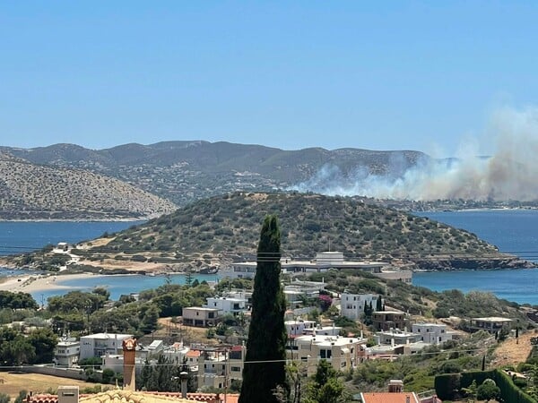 Φωτιά στην Παλαιά Φώκαια: Νέο 112 - «Απομακρυνθείτε προς Λαύριο»