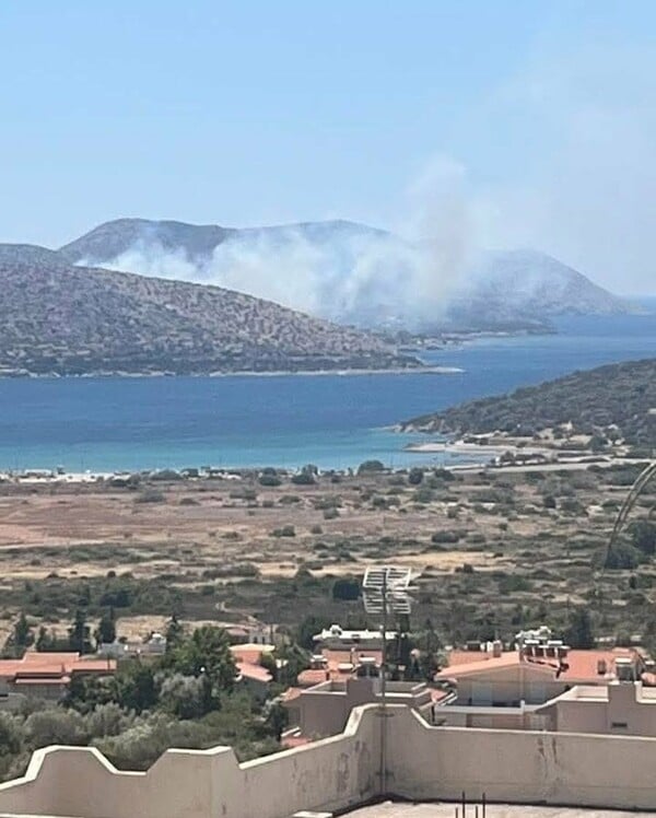 Φωτιά στην Παλαιά Φώκαια: Νέο 112 - «Απομακρυνθείτε προς Λαύριο»