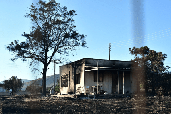 Φωτιά στην Παλαιά Φώκαια: Χωρίς ενεργό μέτωπο η πυρκαγιά - Αποκαταστάθηκε η κυκλοφορία στην Αθηνών-Σουνίου