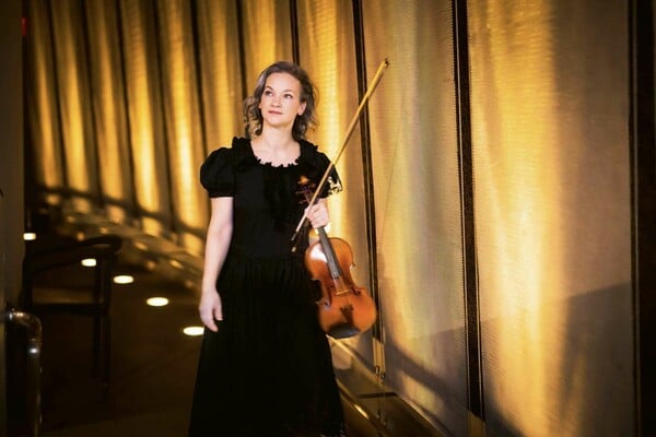 Hilary Hahn: «Οι ΗΠΑ μπορούν να είναι καλύτερες από έναν τόπο διχασμού»