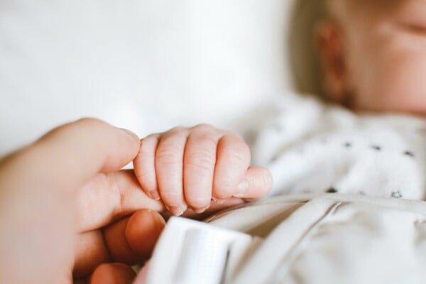 Θήβα: Άνδρας πήγε να χτυπήσει τη σύζυγό του και τραυμάτισε το 6 μηνών παιδί τους