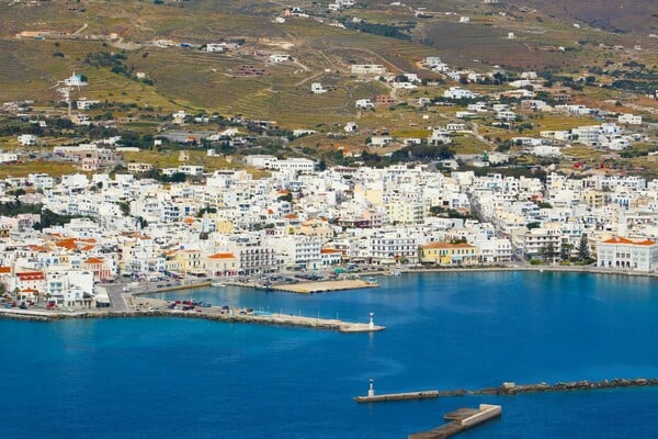 Γιατί να περιμένεις στο καράβι, όταν πετάς με ελικόπτερο το απόγευμα και κάνεις μπάνιο πριν δύσει ο ήλιος;