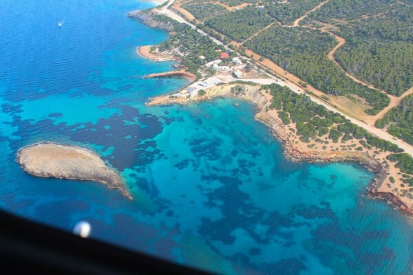 Γιατί να περιμένεις στο καράβι, όταν πετάς με ελικόπτερο το απόγευμα και κάνεις μπάνιο πριν δύσει ο ήλιος;
