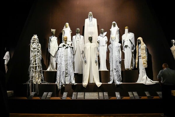 Ο Rick Owens επέστρεψε στο Παρίσι για «να προκαλέσει και να σοκάρει», και τα κατάφερε