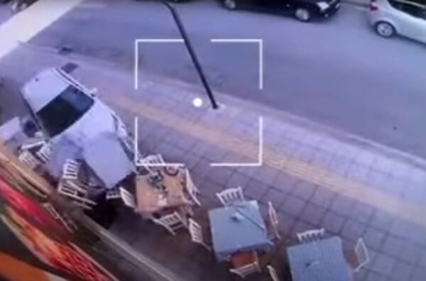 Τροχαίο στο Αγρίνιο: Αυτοκίνητο παρέσυρε τραπεζοκαθίσματα στο κέντρο της πόλης