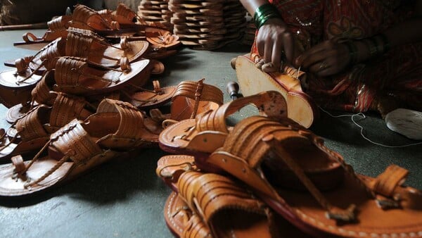 Sandal scandal: Το σκάνδαλο με τα ινδικά σανδάλια που υποχρέωσε την Prada σε υποχώρηση