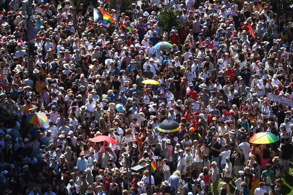 Budapest Pride: Δεκάδες χιλιάδες στους δρόμους εναντίον του Όρμπαν για την ΛΟΑΤΚΙ+ κοινότητα