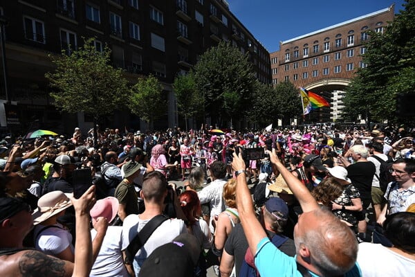 Budapest Pride: Δεκάδες χιλιάδες στους δρόμους εναντίον του Όρμπαν για την ΛΟΑΤΚΙ+ κοινότητα