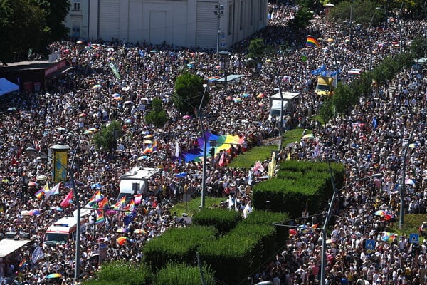 Budapest Pride: 200.000 άνθρωποι αψήφησαν την απαγόρευση Όρμπαν και παρέλασαν στους δρόμους