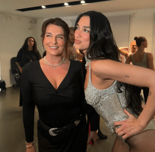 Dua Lipa: Η φωτογραφία μαζί με τη μητέρα της και οι ευχές για τα γενέθλιά της