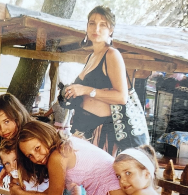 Dua Lipa: Μας συστήνει την εντυπωσιακή μητέρα της με αφορμή τα γενέθλιά της
