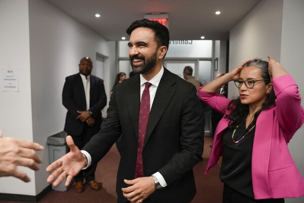 Ζόχραν Μαμντάνι: Ο γοητευτικός «ριζοσπάστης» από τον κόσμο των προνομίων θέλει να γίνει δήμαρχος στη Νέα Υόρκη