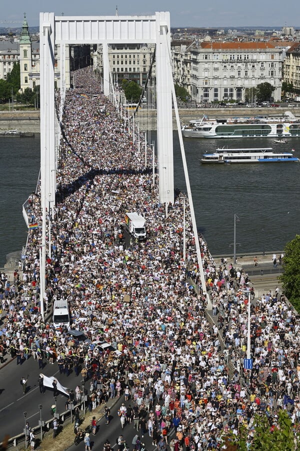 Budapest Pride: 200.000 άνθρωποι αψήφησαν την απαγόρευση Όρμπαν και παρέλασαν στους δρόμους
