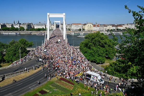 Budapest Pride: 200.000 άνθρωποι αψήφησαν την απαγόρευση Όρμπαν και παρέλασαν στους δρόμους