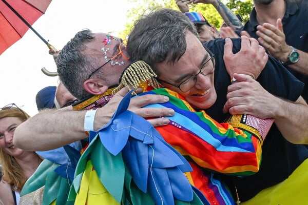 Budapest Pride: 200.000 άνθρωποι αψήφησαν την απαγόρευση Όρμπαν και παρέλασαν στους δρόμους