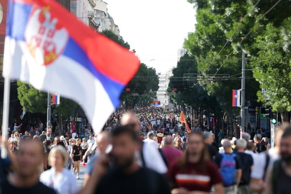 Σερβία: Δεκάδες χιλιάδες διαδήλωσαν στην «καρδιά» του Βελιγραδίου - «Είμαστε εδώ γιατί δεν αντέχουμε άλλο»