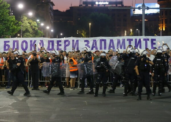 Σερβία: Δεκάδες χιλιάδες διαδήλωσαν στην «καρδιά» του Βελιγραδίου - «Είμαστε εδώ γιατί δεν αντέχουμε άλλο»