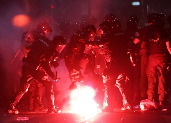 Σερβία: Δεκάδες χιλιάδες διαδήλωσαν στην «καρδιά» του Βελιγραδίου - «Είμαστε εδώ γιατί δεν αντέχουμε άλλο»