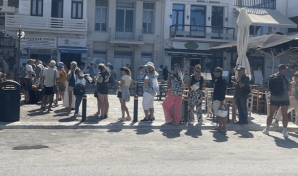 Απαγορευτικό απόπλου στις Κυκλάδες: Ουρές στα πρακτορεία από ταξιδιώτες