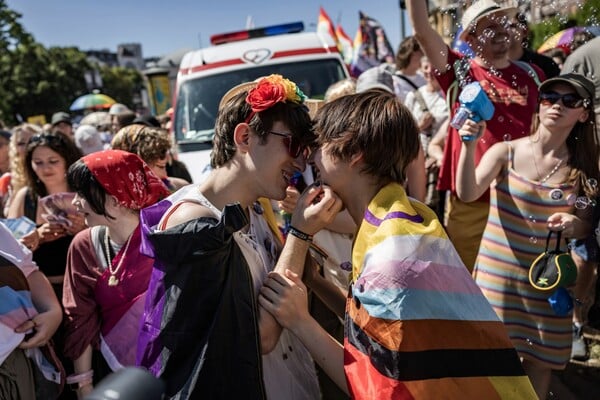 «Η αγάπη και η ελευθερία δεν απαγορεύονται» - Η ιστορική προσέλευση στο Budapest Pride σε εικόνες