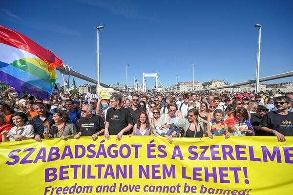 «Η αγάπη και η ελευθερία δεν απαγορεύονται» - Η ιστορική προσέλευση στο Budapest Pride σε εικόνες