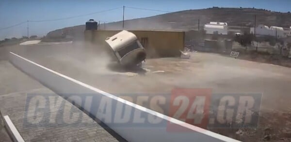 Σαντορίνη: Η στιγμή που θυελλώδεις άνεμοι σηκώνουν στον αέρα τροχόσπιτο