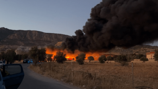 Φωτιά σε εργοστάσιο στα Μέγαρα: Καπνοί από πλαστικά, μήνυμα 112 στους κατοίκους
