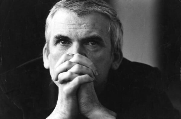 Η βιογραφία του Μίλαν Κούντερα κυκλοφόρησε μόλις στα ελληνικά