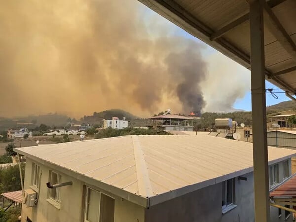 Καταστροφικές φωτιές στην Τουρκία – Πάνω από 50.000 πολίτες απομακρύνθηκαν σε Σμύρνη, Μανίσα και Χατάι