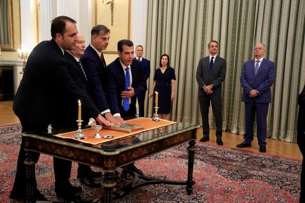 Ορκίστηκαν τα νέα μέλη της κυβέρνησης στο Προεδρικό Μέγαρο	
