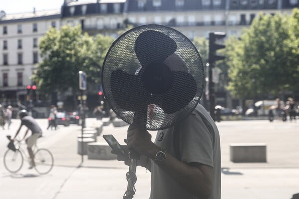 Σε κόκκινο συναγερμό το Παρίσι λόγω καύσωνα – Πρωτοφανείς θερμοκρασίες σε όλη τη Δυτική Ευρώπη