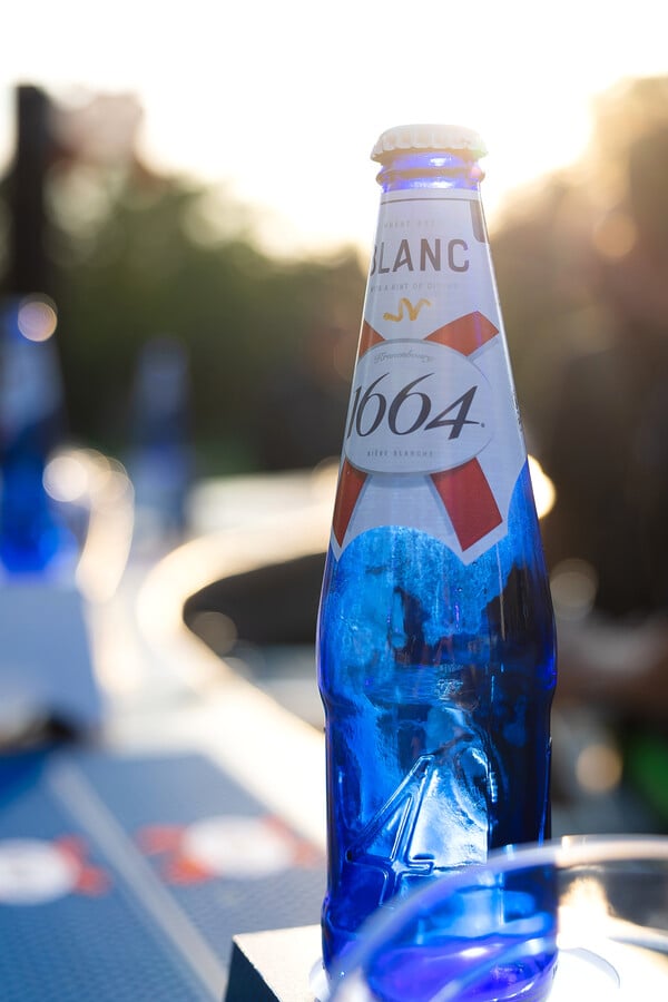 This will blue your mind: Η 1664 Blanc γιόρτασε την άφιξή της στην ελληνική αγορά με μία υπόσχεση