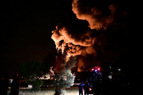 Μέγαρα: Υπό μερικό έλεγχο η φωτιά σε εργοστάσιο με πλαστικά