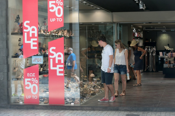Θερινές εκπτώσεις 2025: Πότε ξεκινούν και ποια Κυριακή θα είναι ανοιχτά τα καταστήματα 