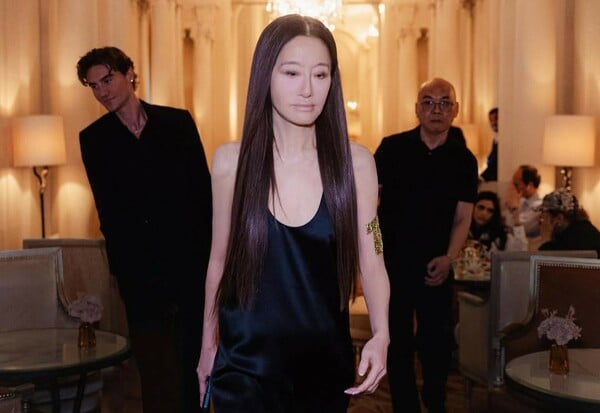 Η Vera Wang γιόρτασε τα 76α γενέθλιά της με το πιο μίνι μαύρο φόρεμα