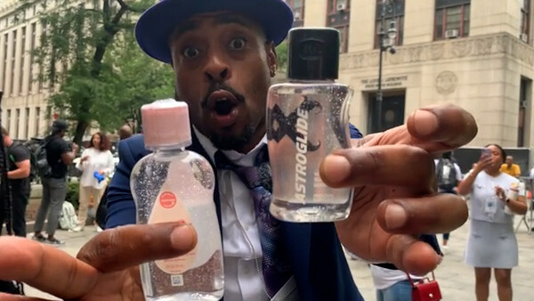 Υποστηρικτές του Diddy πανηγυρίζουν με baby oil έξω από το δικαστήριο