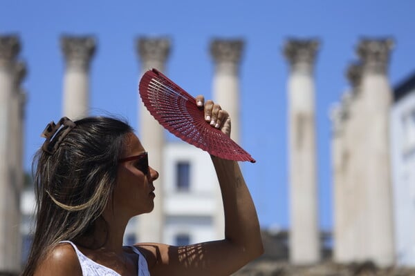 Καύσωνας στην Ευρώπη: Στους 38°C στο Βερολίνο - Κλειστός ο Πύργος του Άιφελ στο Παρίσι