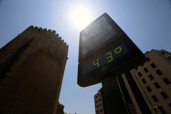 Καύσωνας στην Ευρώπη: Στους 38°C στο Βερολίνο - Κλειστός ο Πύργος του Άιφελ στο Παρίσι