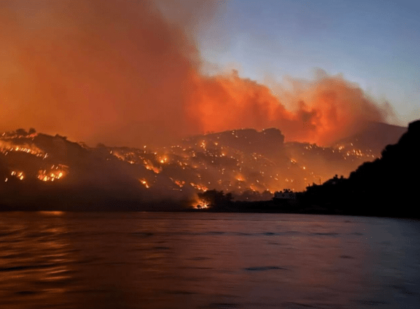 Φωτιά στο Λασίθι: Εκτός ελέγχου το πύρινο μέτωπο - Νέο μήνυμα του 112 για εκκένωση 
