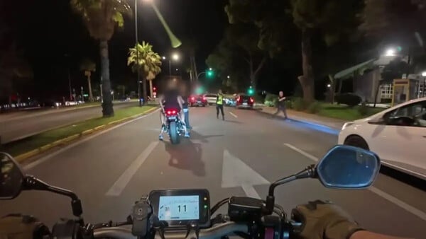 Αυτοσχέδιοι αγώνες στη Βουλιαγμένη: Η στιγμή που οδηγός επιχείρησε να διαφύγει - Τρεις συλλήψεις 