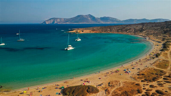 Η Corona γιορτάζει 100 χρόνια This is living σε τρεις εμβληματικές ελληνικές παραλίες