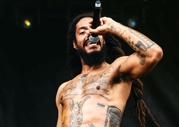 Μετά τους Bob Vylan στο Glastonbury, το BBC σταματά τις ζωντανές μεταδόσεις «υψηλού κινδύνου»