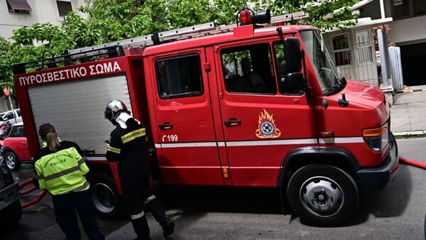 Φωτιά στην περιοχή ΤΙΤΑΝ Ελευσίνας – Επιχειρούν δύο ελικόπτερα